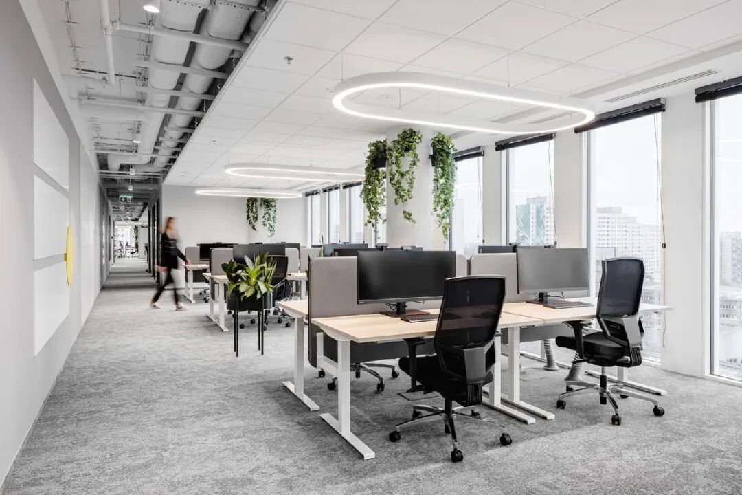 AI时代健康办公新选择：升降桌引领办公家具科技革命