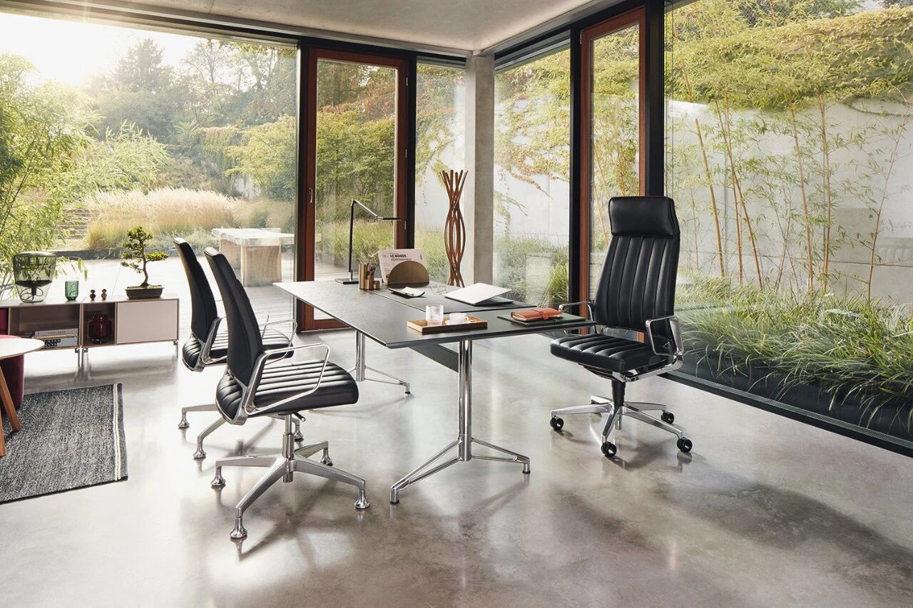 办公家具老板桌与老板椅给企业权力的象征