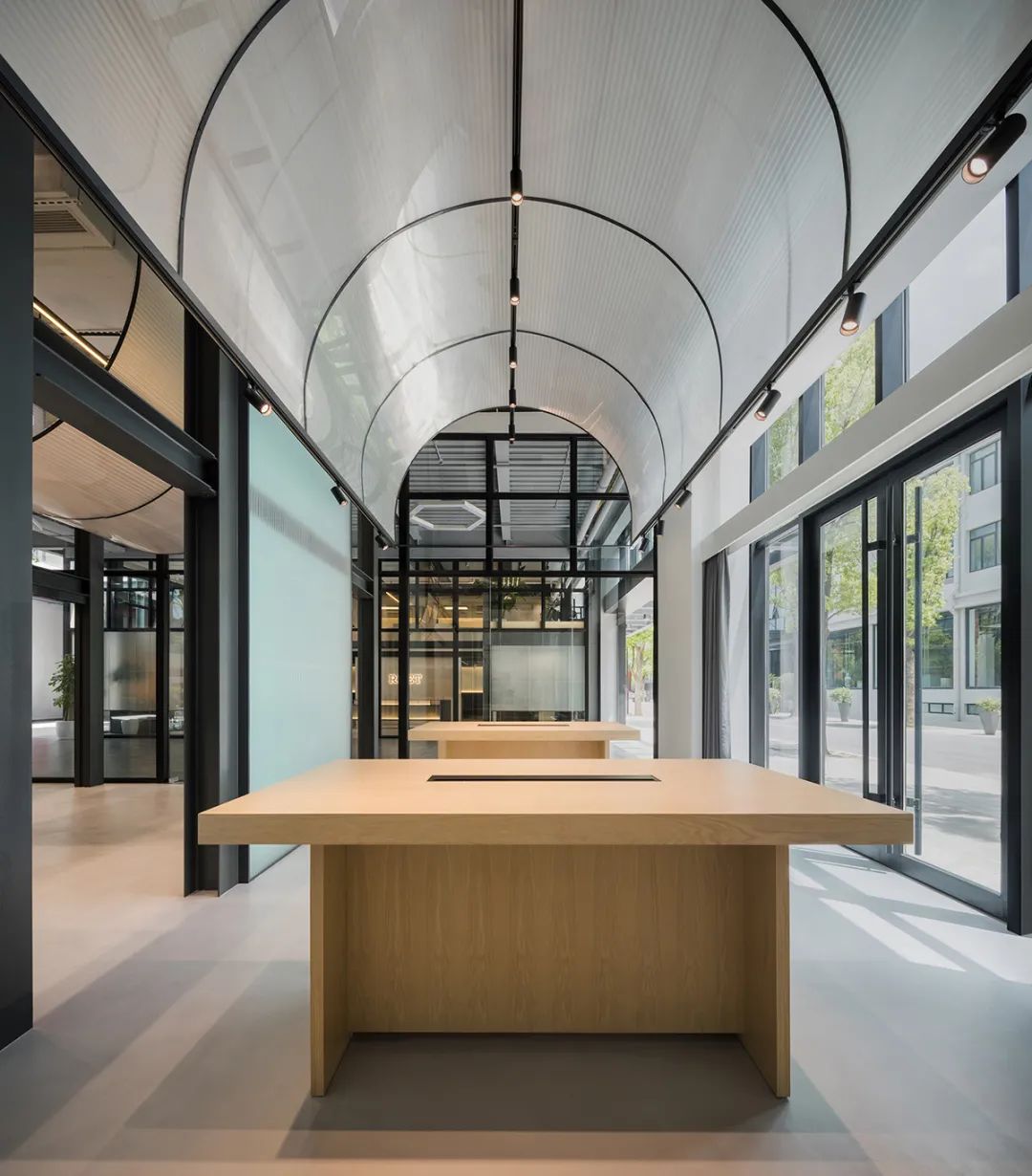 办公环境设计新范式：上海镭特RIDET柔和科技与结构主义融合的空间营造