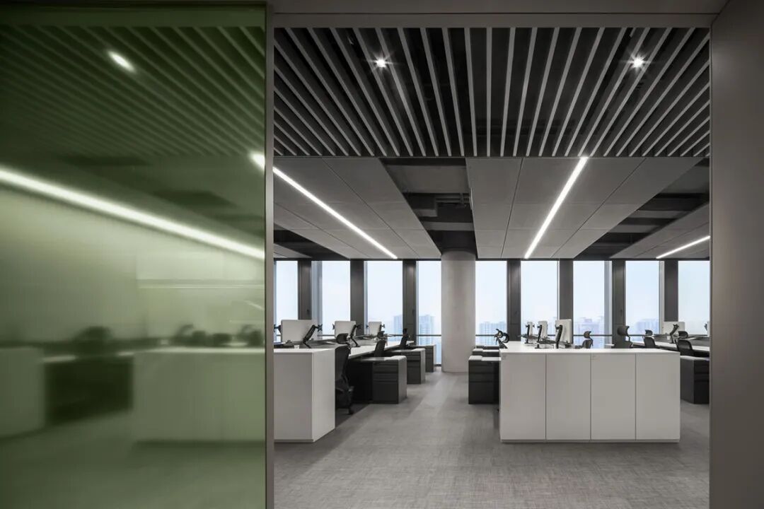 华润置地办公环境设计：极简办公家具与定制空间优化