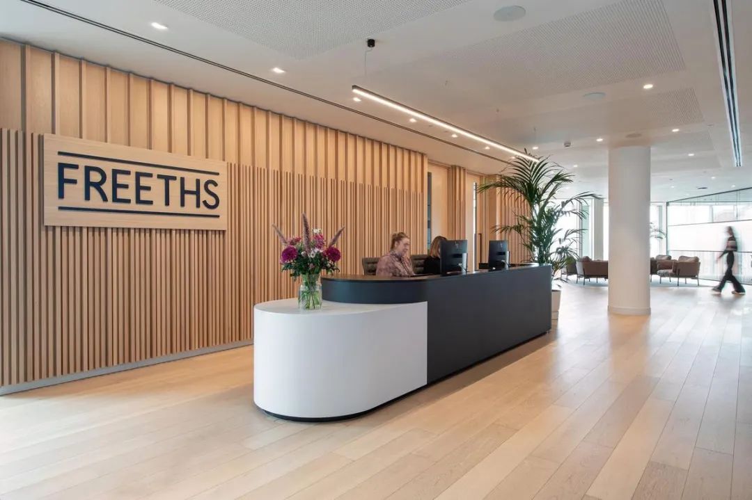 律师事务所办公环境设计：定制办公家具打造灵活可持续工作空间