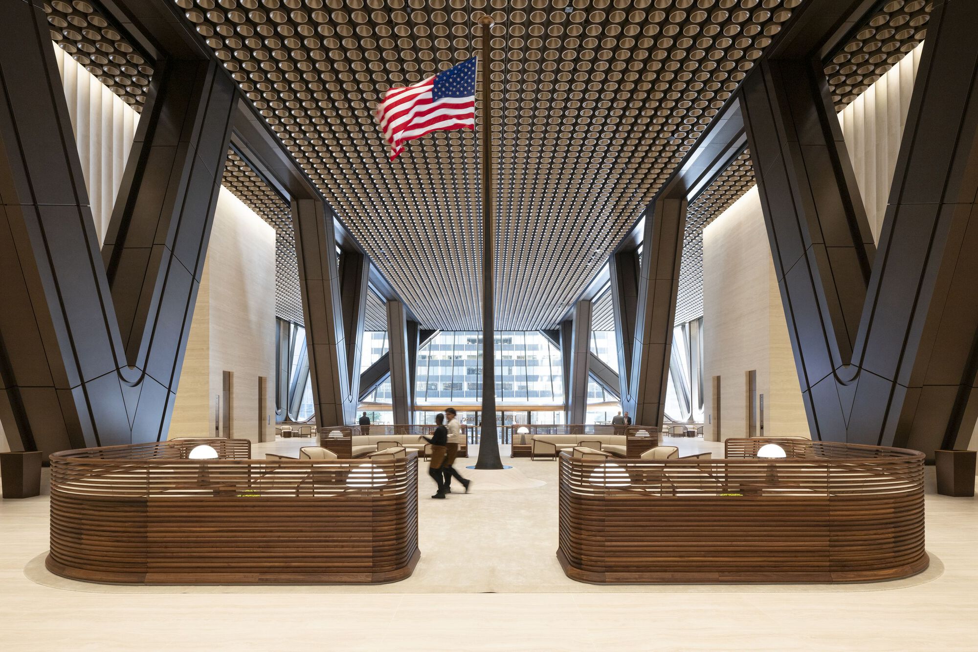 270 Park Avenue 巨型悬挑结构底部