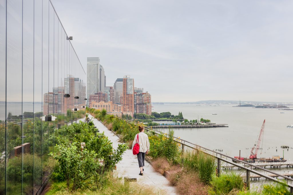 Google 纽约 St. John's Terminal 总部屋顶花园全景，员工漫步于哈德逊河畔的亲生物办公环境设计中