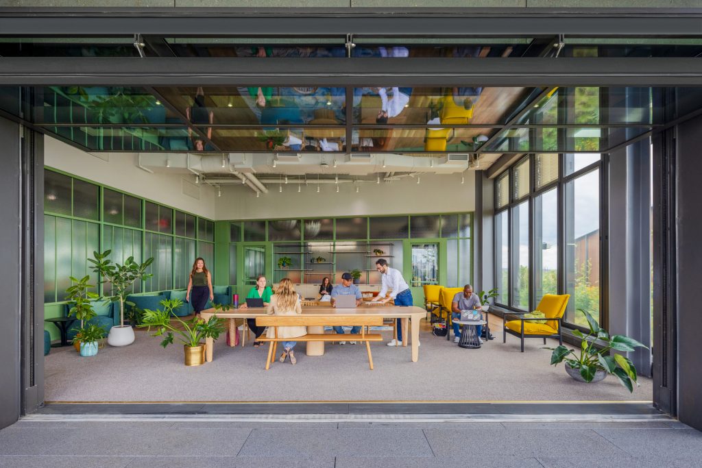 Google 纽约 St. John's Terminal 主入口绿植台阶与品牌标识,亲生物设计延伸到城市界面