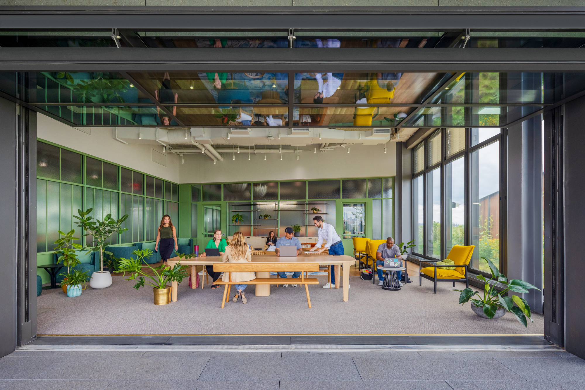 Google 纽约 St. John's Terminal 主入口绿植台阶与品牌标识,亲生物设计延伸到城市界面