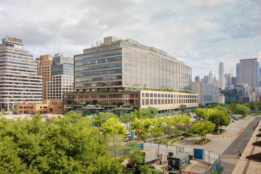 Google 纽约总部 WEST 7 区模块化办公家具与 DIRTT 隔断系统,黄色青色配色灵活工位